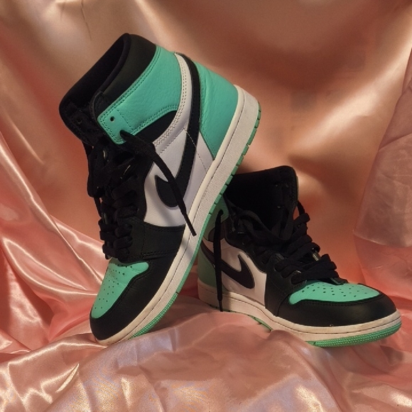 Nike Black and Teal Men's Shoes - Picture 2 of 4